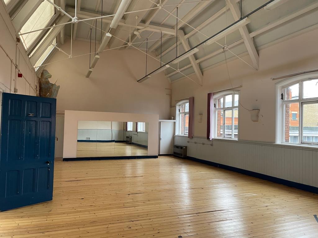 Lot: 41 - SUBSTANTIAL TOWN CENTRE PREMISES WITH POTENTIAL - internal room example 7